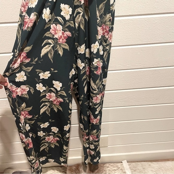 NWOT Volcom Emerald Green Haute Tropic Floral
Plunge Jumpsuit Size Small - Picture 7 of 12